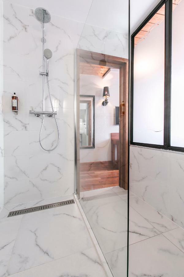 Apartamenty Chleb I Wino Gdansk Exterior photo A shower with a sliding door